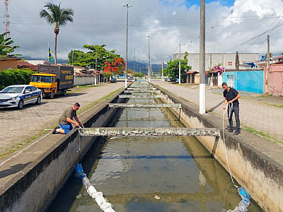 Secretaria de Meio Ambiente instala Ecobarreira em córrego do Canto do Mar para evitar poluição em manguezais, praias e ambiente marinho
