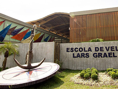 Ilhabela restaura painel da Escola de Vela Lars Grael