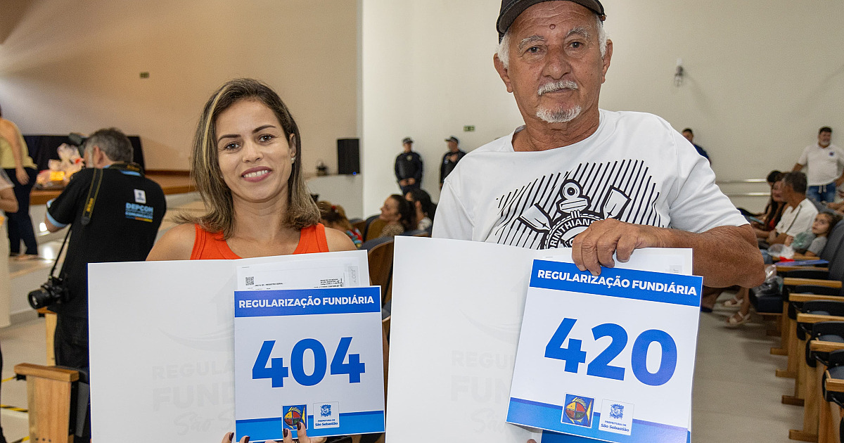 Moradores da Enseada comemoram entrega de matrículas da regularização fundiária