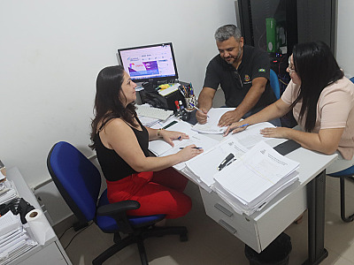 Prefeitura de Caraguatatuba entrega licenças do comércio ambulante de 2023 e coletes de identificação