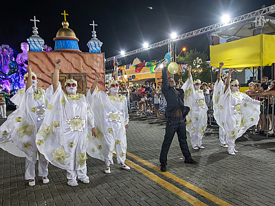 Desfile das Escolas de Samba agita o Carnaval 2026 de São Sebastião na Rua da Praia