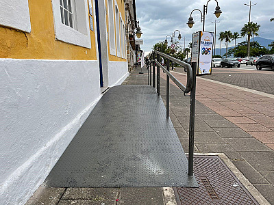 Prefeitura de São Sebastião instala rampa de acessibilidade na Casa da Cultura
