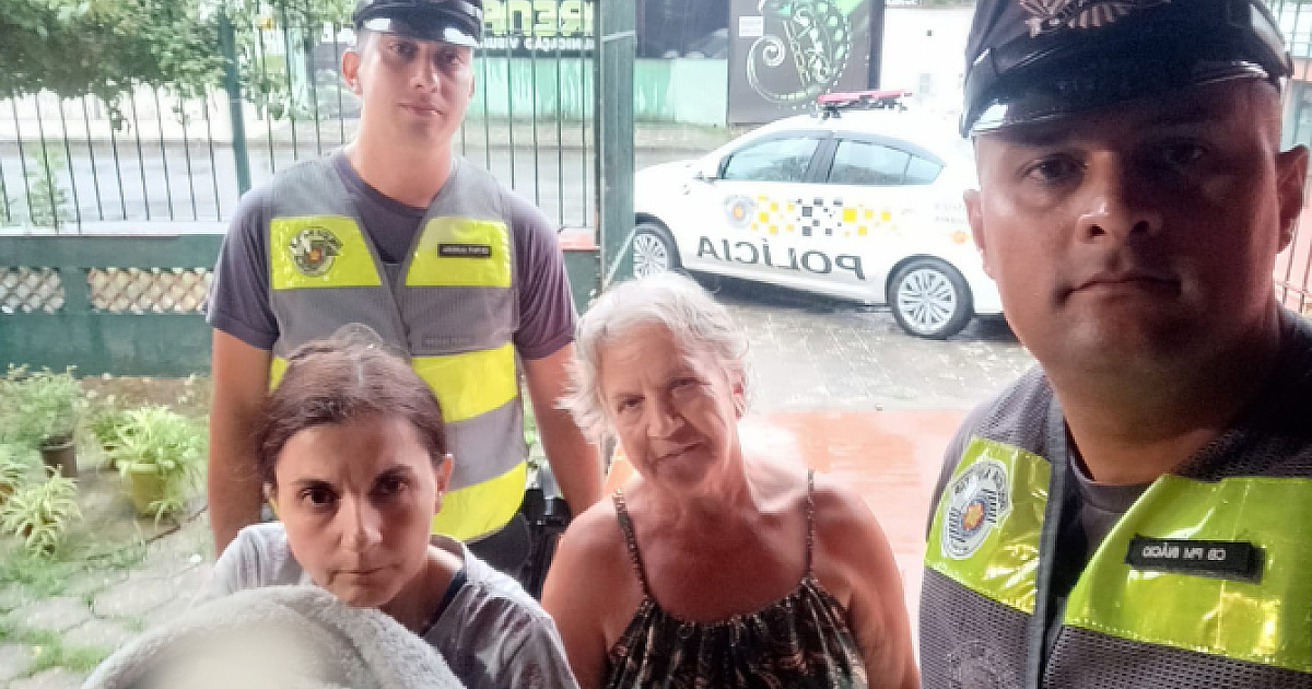 “Verdadeiros anjos”, diz avó de bebê de 21 dias salva de engasgo por PMs Rodoviários em Ubatuba