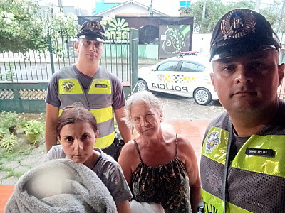 “Verdadeiros anjos”, diz avó de bebê de 21 dias salva de engasgo por PMs Rodoviários em Ubatuba