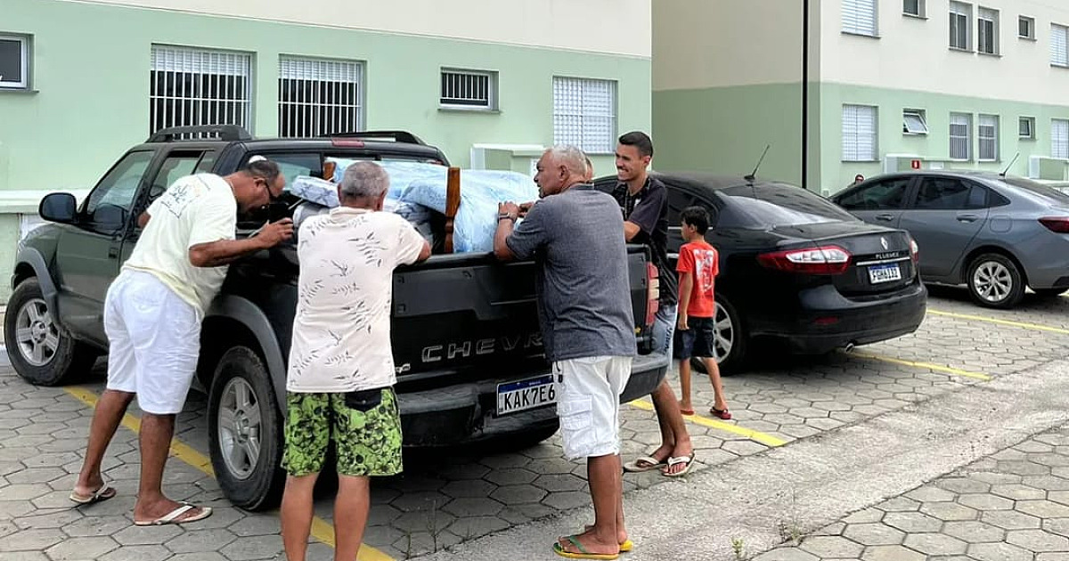 Desabrigados pela tempestade em São Sebastião começam a ser transferidos para conjunto habitacional em Bertioga