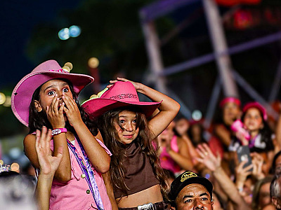 Shows de Wesley Safadão e Ana Castela reúnem  mais de 90 mil pessoas na Rua da Praia