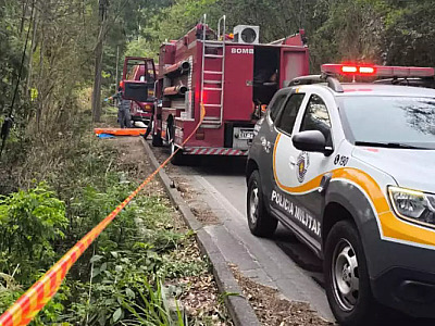 Motociclista de 41 anos morre após cair de ribanceira em São Sebastião