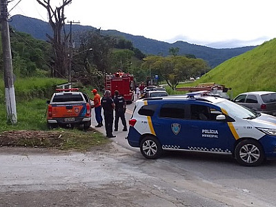 Chuva derruba árvore e deixa bairro sem energia por 7 horas em São Sebastião