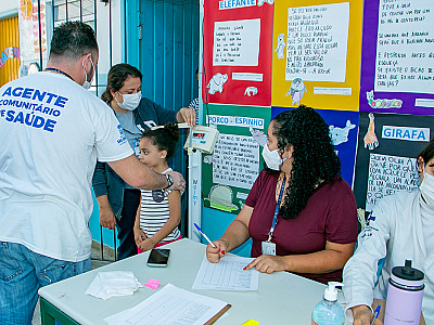 Alunos da rede municipal recebem vacinação na escola