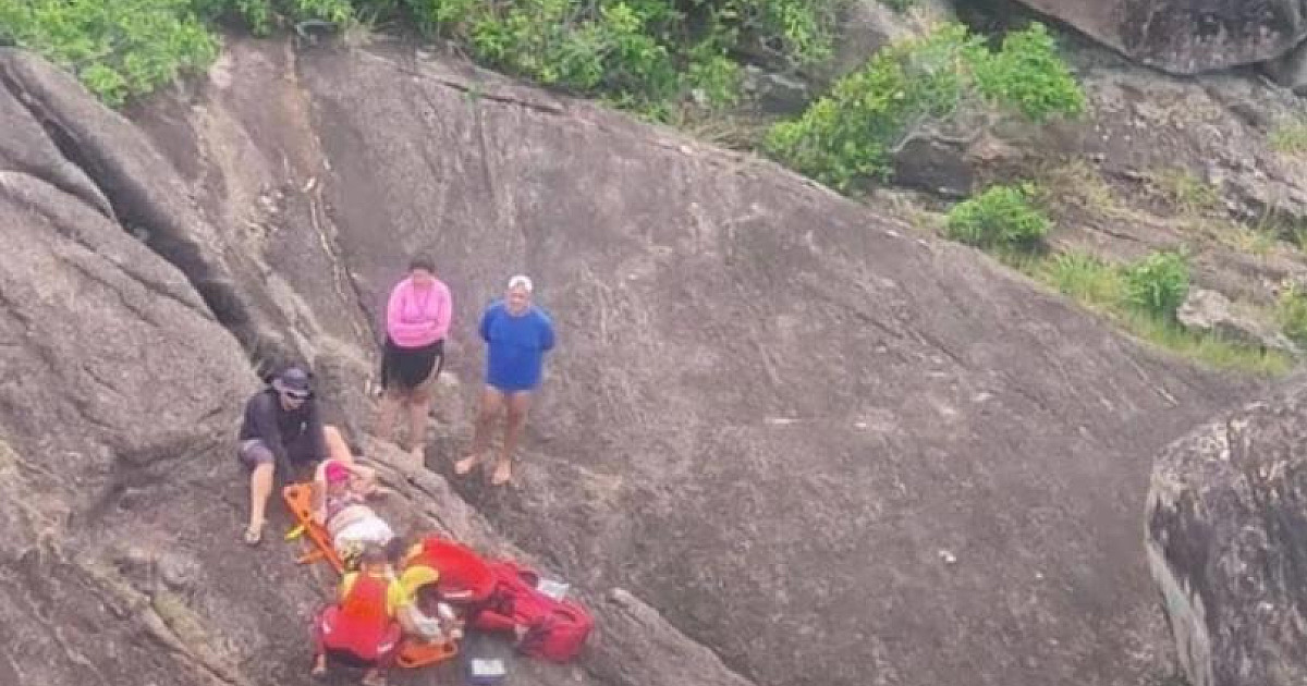 Mulher cai de costeira na Caçandoquinha e é resgatada pelo Águia da PM