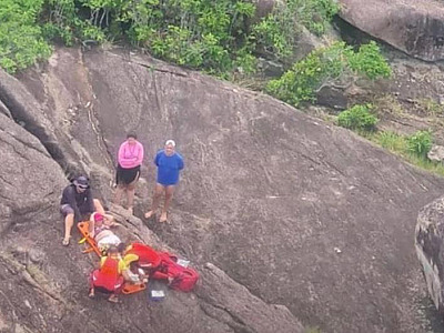 Mulher cai de costeira na Caçandoquinha e é resgatada pelo Águia da PM