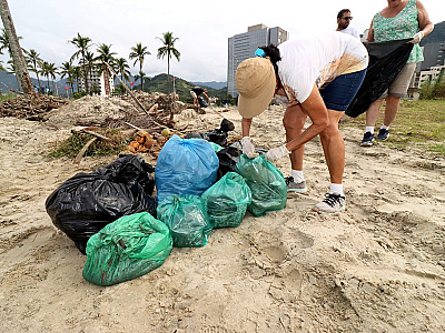 Prefeitura de Caraguatatuba intensifica ações de limpeza e conscientização contra lixo nas praias durante alta temporada