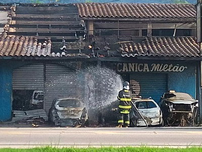 Fogo queima 9 veículos em oficinas mecânicas e lojas em Ubatuba