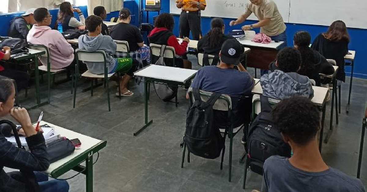 Prefeitura de São Sebastião ministra palestra sobre trânsito para alunos de escola estadual