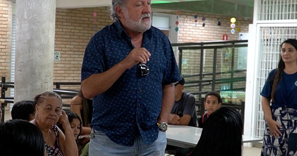 Toninho Colucci recepciona alunos no primeiro dia de aula da rede municipal de Ilhabela