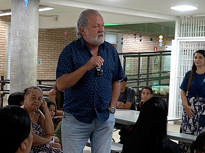 Toninho Colucci recepciona alunos no primeiro dia de aula da rede municipal de Ilhabela