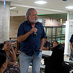 Toninho Colucci recepciona alunos no primeiro dia de aula da rede municipal de Ilhabela