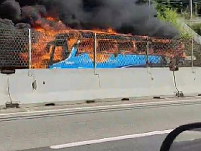Ônibus de viagem pega fogo na Rodovia dos Tamoios