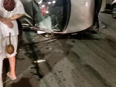 Motorista perde o controle, bate em carro estacionado e fica ferido em umas das ruas mais movimentadas no centro de Caraguá