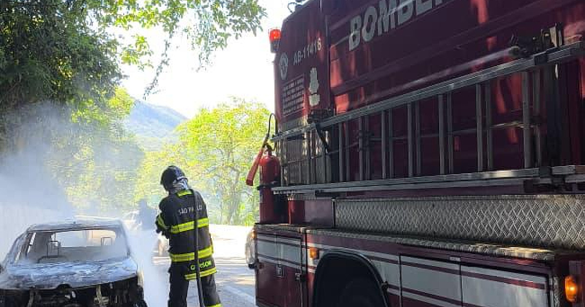 Bombeiros combatem incêndio em automóvel na Serra de Ubatuba