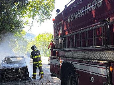Bombeiros combatem incêndio em automóvel na Serra de Ubatuba
