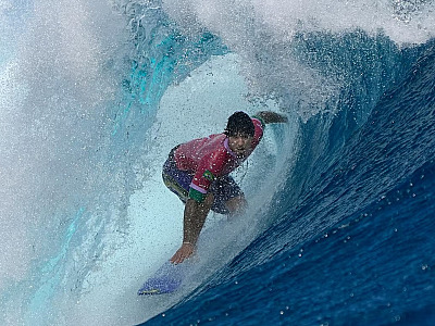Medina confirma favoritismo, supera Chumbinho e vai à semifinal do surfe olímpico