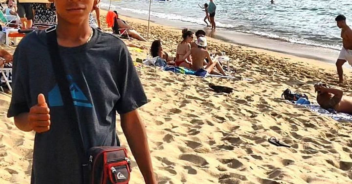 Vendedor de Sonhos: garoto sai de casa em Caraguatatuba para vender amendoins nas praias de Ilhabela 