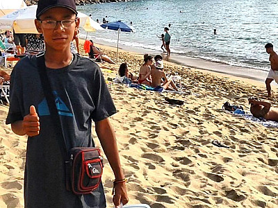 Vendedor de Sonhos: garoto sai de casa em Caraguatatuba para vender amendoins nas praias de Ilhabela 