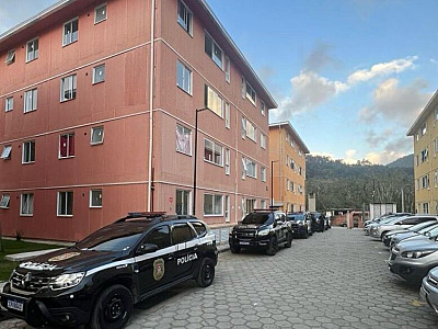 Suspeito salta de terceiro andar ao tentar fugir da polícia em São Sebastião