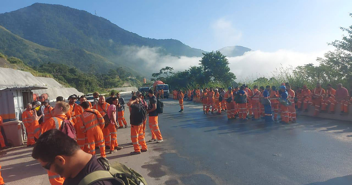 Por defasagem no vale refeição, operários paralisam Obras do Contorno Norte