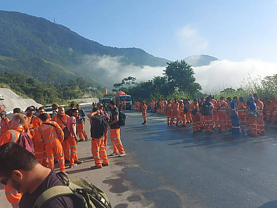 Por defasagem no vale refeição, operários paralisam Obras do Contorno Norte