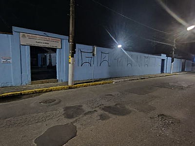 PM flagra pichação em cemitério de Ubatuba; suspeito usava veículo da Prefeitura