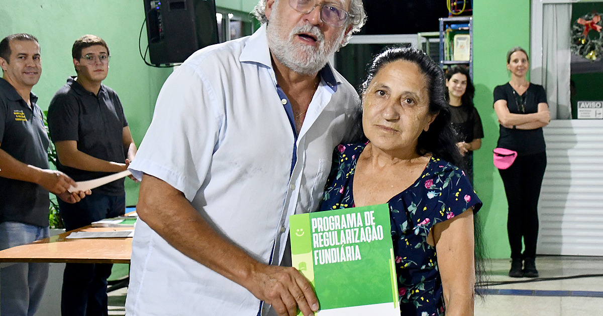 Prefeito Toninho Colucci entrega títulos de imóveis para 35 famílias de Núcleo de Regularização Fundiária