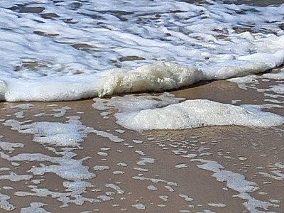 Espuma densa na Martim de Sá não é poluição, dizem os especialistas