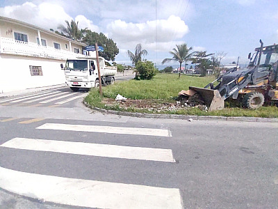 Ruas dos bairros da Costa Norte passam por ações de limpeza e remoções mecanizadas de entulhos