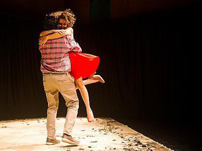 Ilhabela recebe espetáculo teatral gratuito com reflexões sobre relacionamentos amorosos