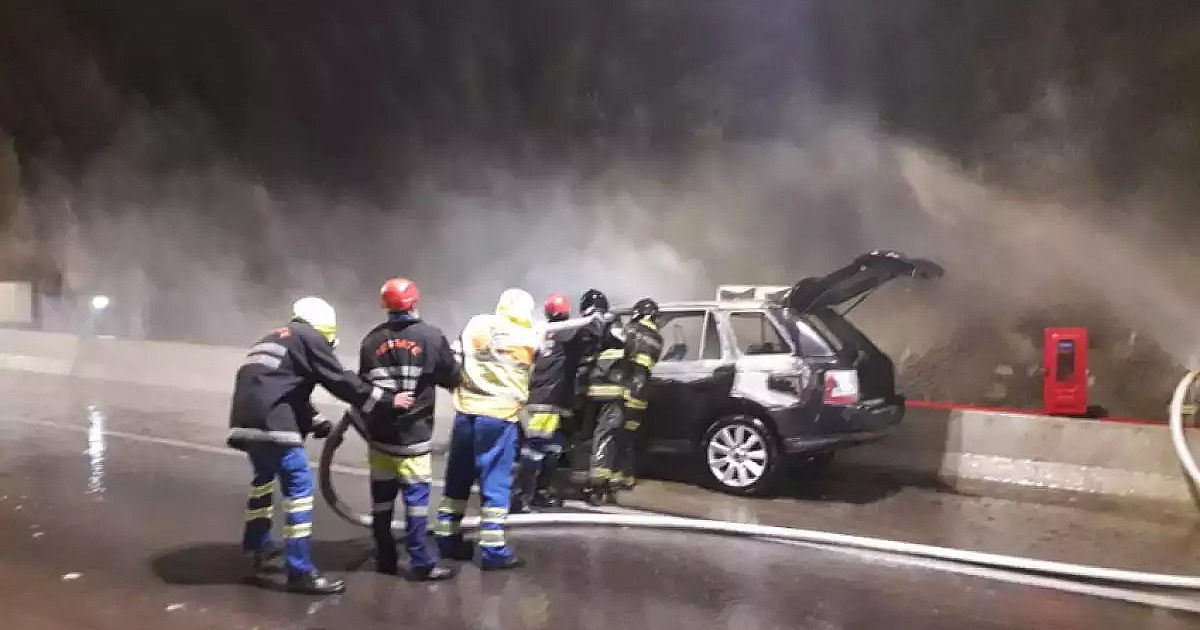 Carro pega fogo no túnel da serra da Rodovia dos Tamoios