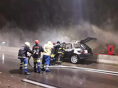 Carro pega fogo no túnel da serra da Rodovia dos Tamoios