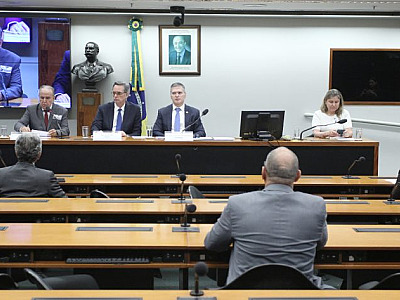 Comissão especial de juristas aprova anteprojeto de nova legislação para portos; trabalhadores protestam