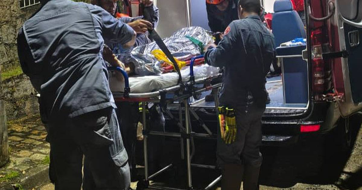 Homem alemão é resgatado após cair de cachoeira de 6 metros em Ilhabela