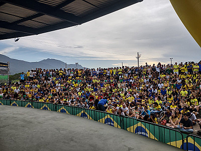 Em jogo nervoso, Brasil perde de Camarões e torcedores vão a loucura