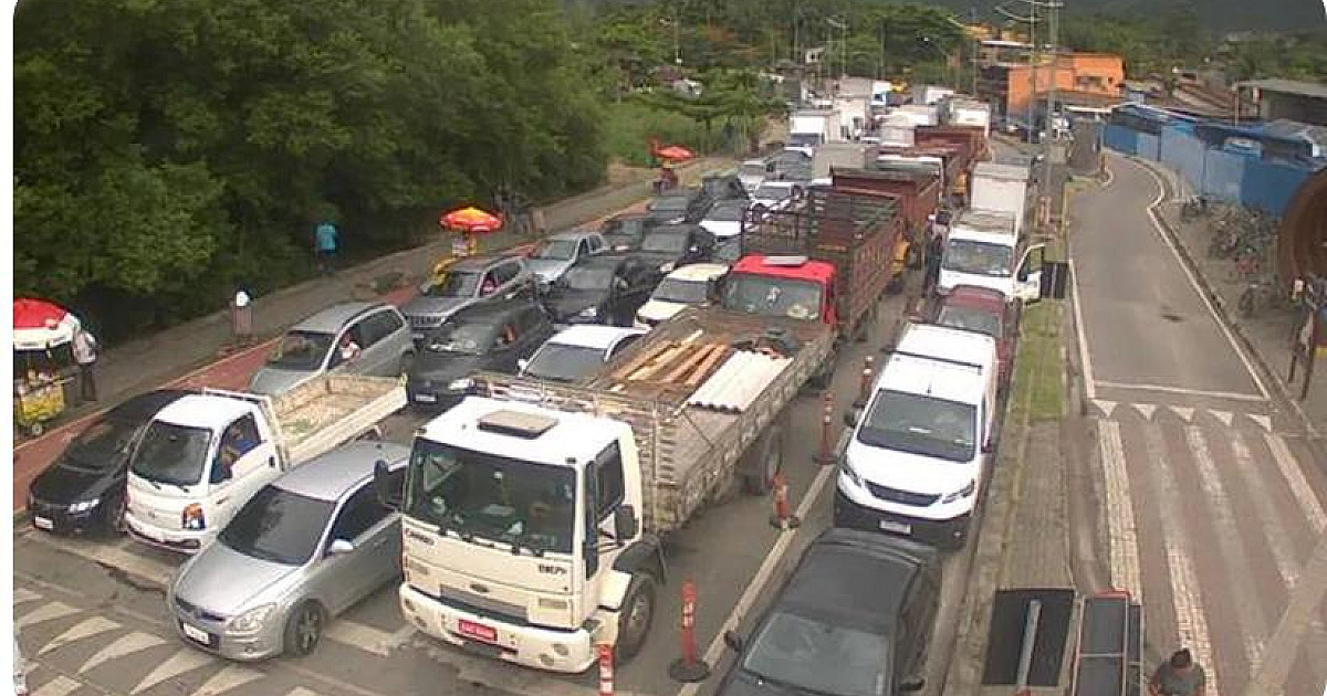 Motoristas enfrentam 5 horas de espera para sair de Ilhabela nesta segunda
