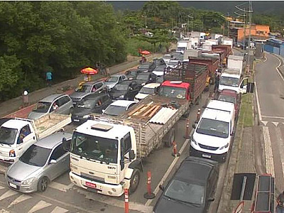 Motoristas enfrentam 5 horas de espera para sair de Ilhabela nesta segunda