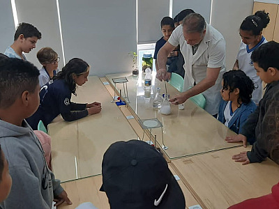 Alunos de escola municipal realizam aulas práticas na IETEC em Ilhabela