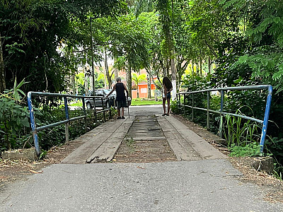 Após 12 meses, ponte em bairro de Caraguatatuba continua danificada e preocupa moradores