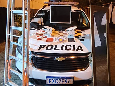 PM prende ladrão com a "mão na massa" tentando fugir com objetos furtados de casa em Ubatuba