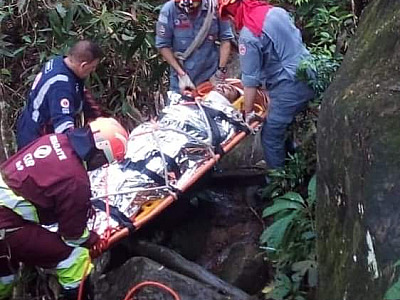 Bombeiros resgatam morador de Ubatuba após queda em cachoeira