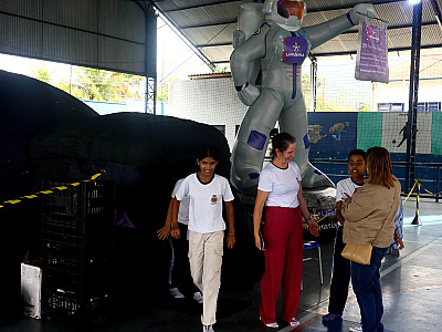 Estudantes de Caraguatatuba vivem jornada espacial com Planetário Itinerante
