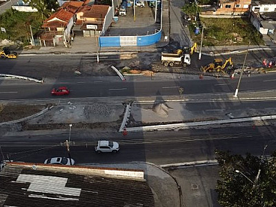 Prefeitura de São Sebastião acompanha obras de implantação de rotatória na SP-055, próximo à entrada da cidade