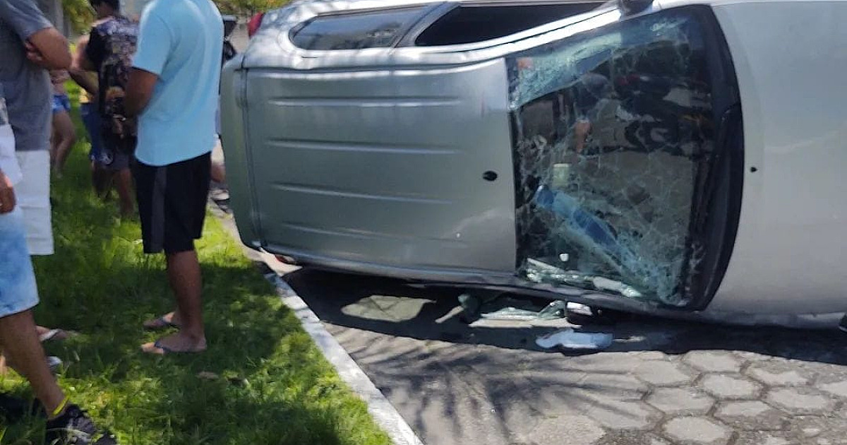 Carro capota em Caraguatatuba e motorista sai ileso; acidente repercute nas redes sociais